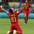 Hazard se arrodilla para celebrar el éxito de Bélgica ante Brasil.