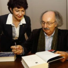 Antonio Colinas firmando ejemplares de su libro.