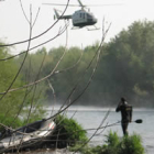 El helicóptero de la Guardia Civil, junto a unidades del GEAS, durante la búsqueda.