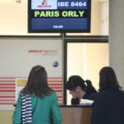 Pasajeras facturando en el aeropuerto de León para el vuelo a París.