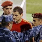 Casillas, protegido por policías armenios ayer, en el entrenamiento en el estadio de Ereván.