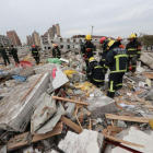 Equipos de rescate inspeccionan los escombros tras la explosión de una fábrica en China.