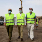 Félix Bolaños (en el centro) ayer, durante su visita a las obras del AVE en Níjar (Almería). CARLOS BARBA