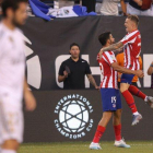 Los jugadores del Atlético Trippier y Costa celebran uno de los goles ante el Madrid.