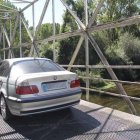 Uno de los estrechos puentes de hierro que permiten el acceso a Toral de Merayo desde el casco urbano de Ponferrada.