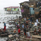 Filipinos vuelven al litoral para reconstruir sus casas tras el paso de dos tifones.