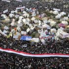 Manifestantes egipcios muestran una bandera gigante en la plaza Tahrir.