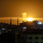 Una explosión en la ciudad de Gaza, tras la incursión de la aviación israelí.