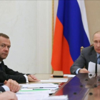 Putin y el primer ministro ruso Medvedev, en una reunión para tratar la temática del dopaje en el país.