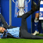 Mourinho, por los suelos en una imagen del pasado mes de marzo, cuando entrenaba al Chelsea.