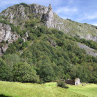 Vista de San Pedro de Orzales con la ermita y la cascada, en una de las espectaculares imágenes que ilustran este libro editado por la Fundación El Arcediano.