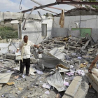 Un hombre intenta rescatar algunas pertenencias de un edificio en Bajil (Yemen) destruido por la coalición árabe.