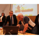 El Museo de la radio de Ponferrada acogió ayer la presentación de la innovación hecha por Correos para los peregrinos. L. DE LA MATA