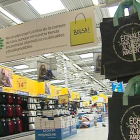 Imagen de bolsas reutilizables que ya empieza a ser frecuente en grandes superficies
