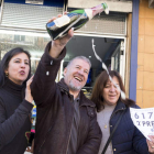 Bellido, gerente de la administración de lotería de Salamanca celebra el segundo premio. ICAL