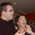 Teresa Berganza con un alumno en la Fundación Eutherpe