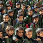 Estudiantes de un colegio público de Saná ayer domingo en el inicio del año escolar en Yemen.