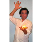 Jorge Prieto -˜El Mago-™ practica uno de sus trucos.