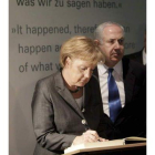Merkel y Netanyahu en el monumento del Holocausto.