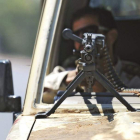 Un soldado rebelde en un vehículo equipado con una metralleta, en una base de Trípoli.