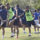 El entrenador de la Cultural, Luis Cembranos, observa con minuciosidad el trabajo de la plantilla de futbolistas.