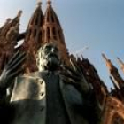 Estatua del arquitecto catalán, a los pies de la Sagrada Familia