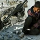 Un muchacho palestino llora sobre las ruinas de su casa destruida por los tanques israelíes, en Gaza