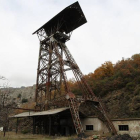 El castillete, de mediados del siglo XIX, es todo un emblema de las primeras concesiones mineras de la montaña central.