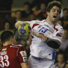 El jugador leonés Juan Castro es ya nuevo jugador del Balonmano Logroño. JESÚS F. SALVADORES