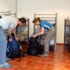 Dos peregrinos preparan sus mochilas en un albergue del municipio lucense de Baleira