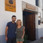 Fermín y Suzanne Swain a las puertas del albergue que regentan en Trabadelo. M.F.