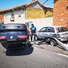 El coche volcado en Puente Castro, tras el accidente. DL