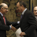 Montoro saluda a Linde, durante el acto de la toma de posesión de su cargo.
