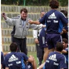 Camacho se divierte con sus jugadores en los minutos previos a la sesión de trabajo