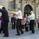 Los mayores demostraron su saber hacer folklórico bailando delante del Ayuntamiento.