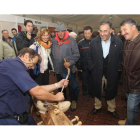 El presidente de la Ponferradina y el alcalde de Páramo contemplaron en primera persona el trabajo del ‘madreñeiro’.