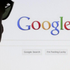 Un usuario ante el buscador de Google.