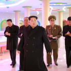 El líder de Corea del Norte, Kim Jong-un, acompañado de su séquito, en Piongyang.