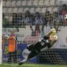 Mackay detiene un penalti durante el partido de Copa del Rey ante el Eibar en El Toralín.