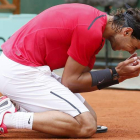 Nadal posa delante de la torre Eiffel con la bandera española.