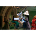 Una intervención quirúrgica en el Complejo Asistencial Universitario de León con la última tecnología robótica. J. F. S.