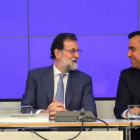 Mariano Rajoy, entre Fernando Martínez Maillo y María Dolores de Cospedal, este lunes en la comité ejecutivo nacional del PP, para analizar los primeros pasos dados tras la aplicación del 155.