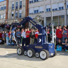 Los estudiantes del Instituto Padre Isla presenciaron ayer una exhibición del robot antiexplosivos de la policía nacional.