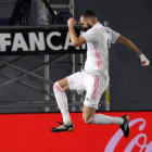 Karim Benzema celebra el segundo gol del Real Madrid frente al Granada. JUANJO MARTÍN