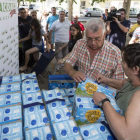 Momento de la donación de las cajas de leche a la asociación Proyecto Entrevecinos.