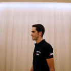 Alberto Contador pasea por el hotel que ocupa en la ciudad francesa de Nîmes.