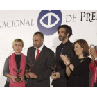El corresponsal de EL PERIÓDICO, Marc Marginedas (izquierda) y el fotógrafo de 'El Mundo', Ricardo García Vilanova, arropados por la vicepresidenta del Gobierno, Soraya Sáenz de Santamaría, y la alcaldesa de Madrid, Ana Botella (ambas a la derecha).