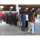 Los pasajeros facturan el equipaje para los vuelos hacia Valencia y Barcelona.