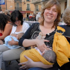 Mujeres leonesas durante un acto a favor de la lactancia natural en León.