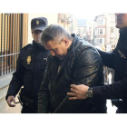 José Ramón Vega, cuando fue conducido a la Audiencia Provincial donde se celebró el juicio en el que fue condenado por el asesinato de Roberto Larralde.